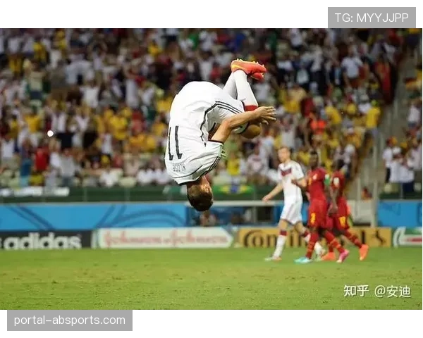 季前赛趣味镜头：场边小球迷成功模仿球星庆祝动作